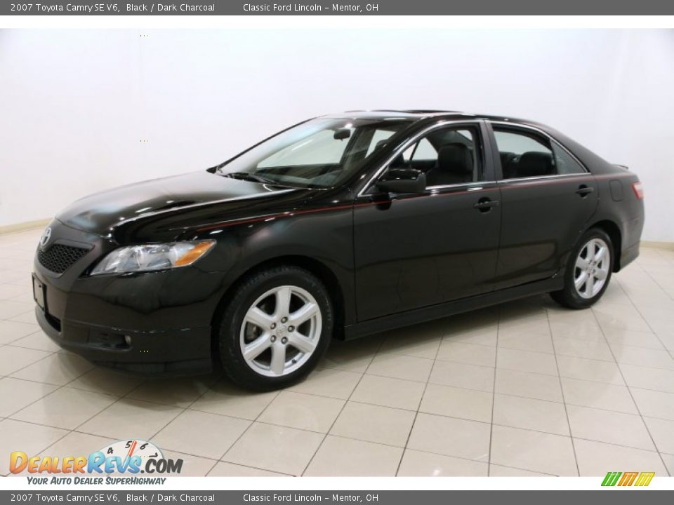 Front 3/4 View of 2007 Toyota Camry SE V6 Photo #3