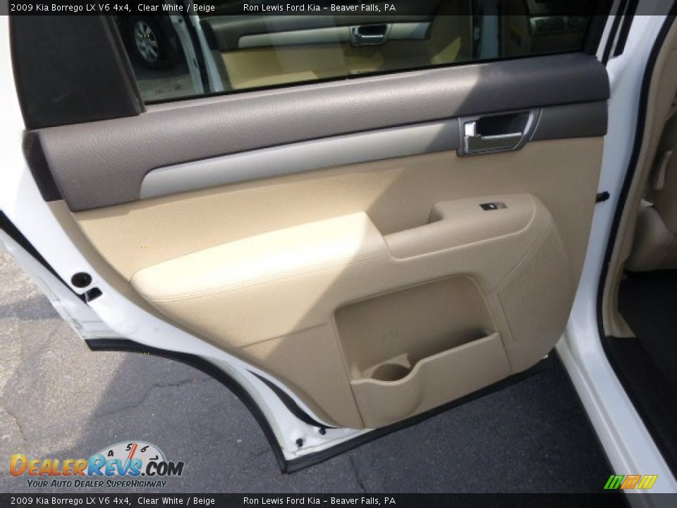 2009 Kia Borrego LX V6 4x4 Clear White / Beige Photo #13