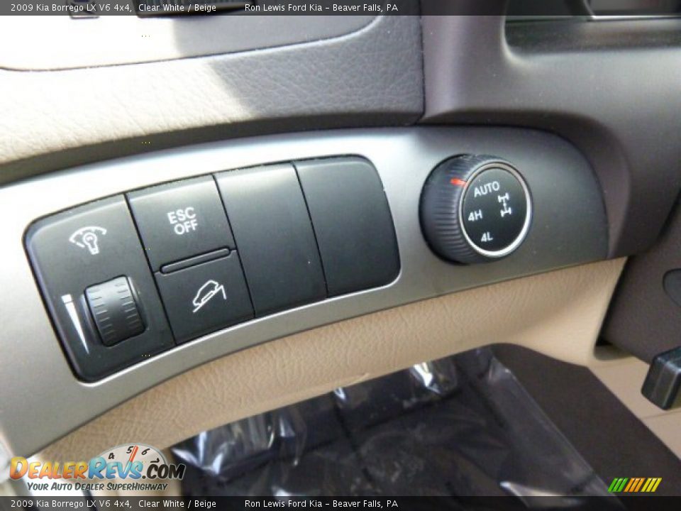 2009 Kia Borrego LX V6 4x4 Clear White / Beige Photo #15