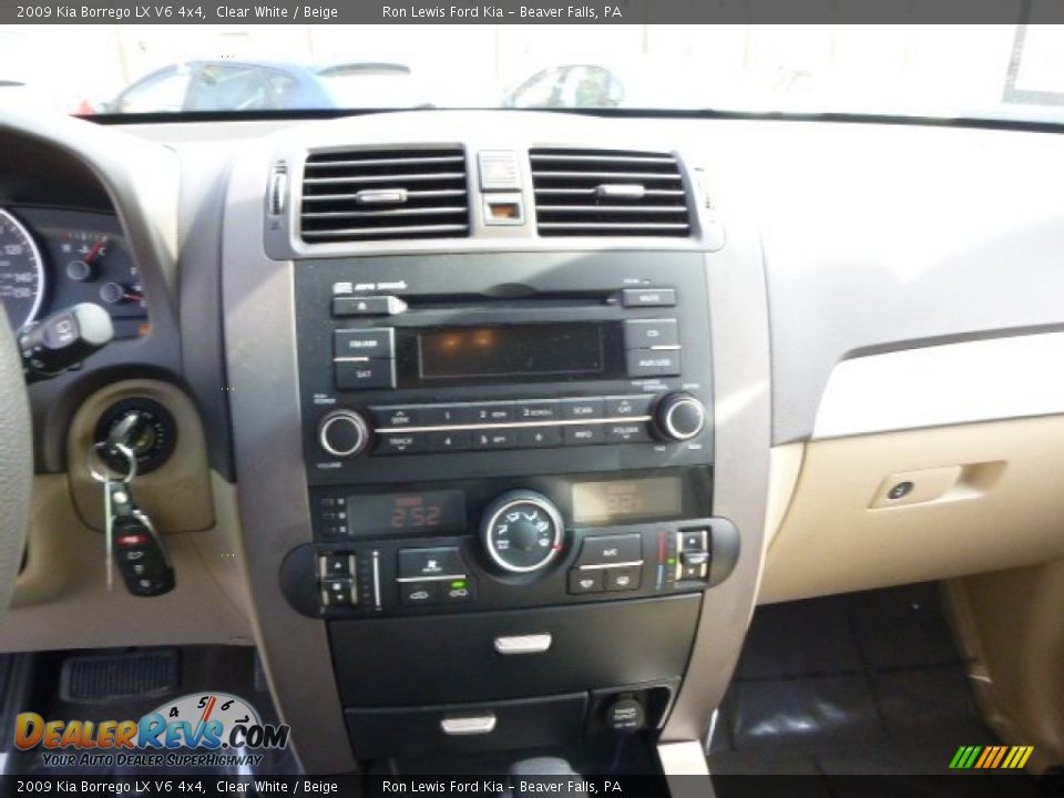 2009 Kia Borrego LX V6 4x4 Clear White / Beige Photo #16