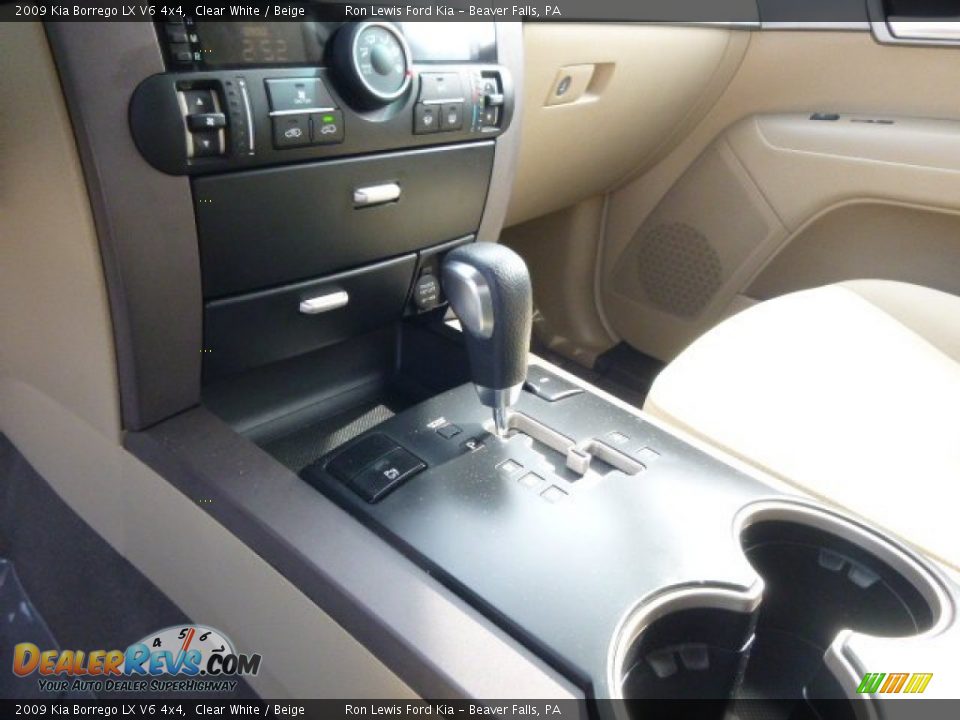 2009 Kia Borrego LX V6 4x4 Clear White / Beige Photo #17