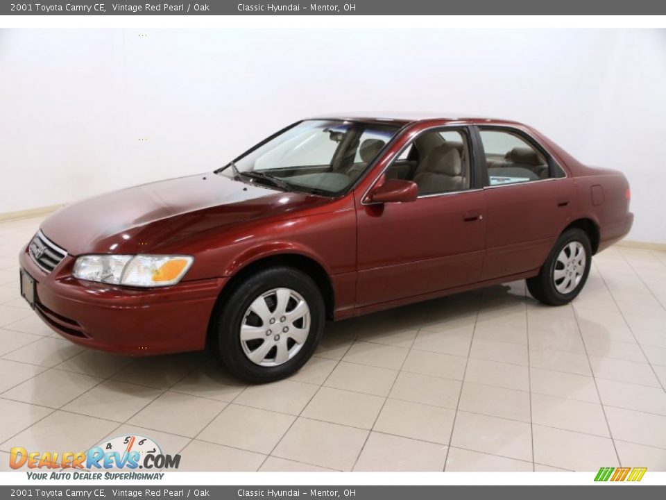 Front 3/4 View of 2001 Toyota Camry CE Photo #3