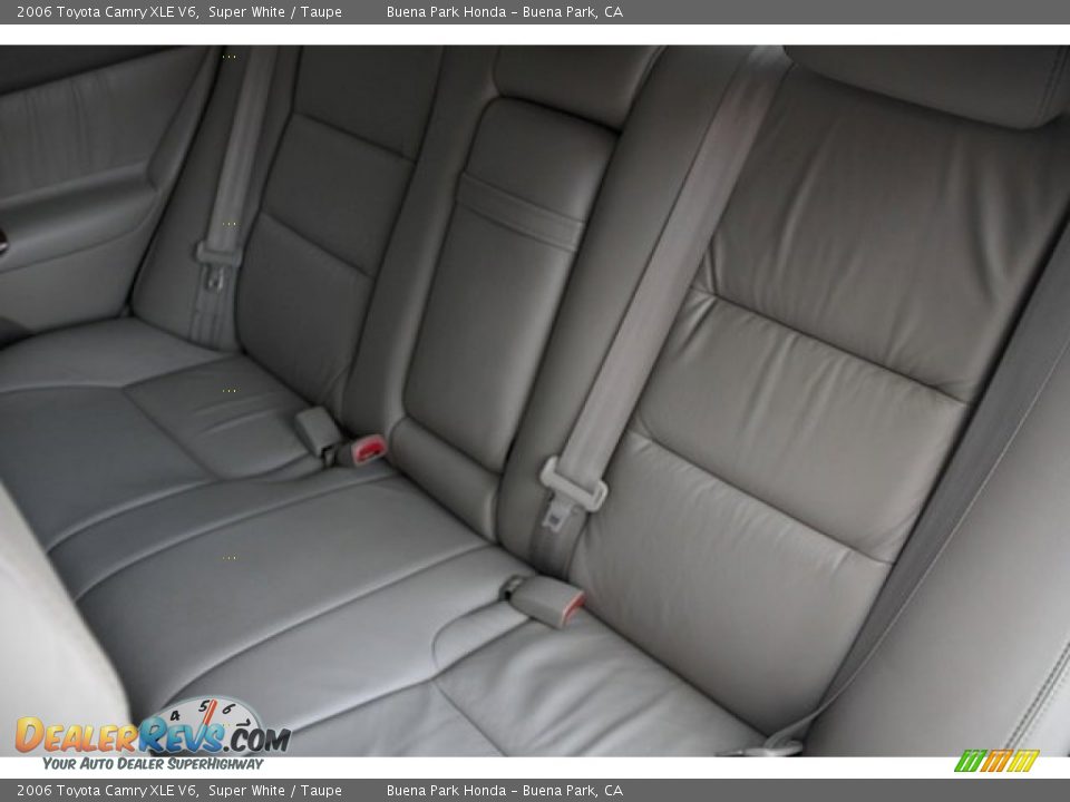2006 Toyota Camry XLE V6 Super White / Taupe Photo #16