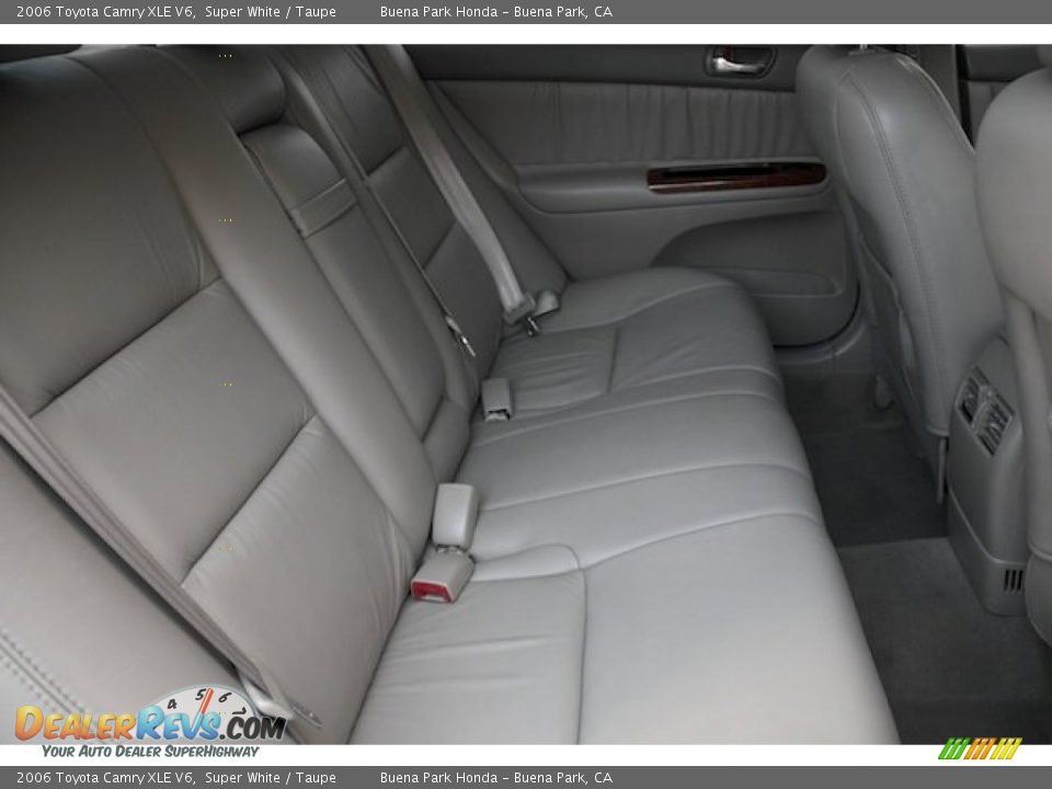 2006 Toyota Camry XLE V6 Super White / Taupe Photo #17