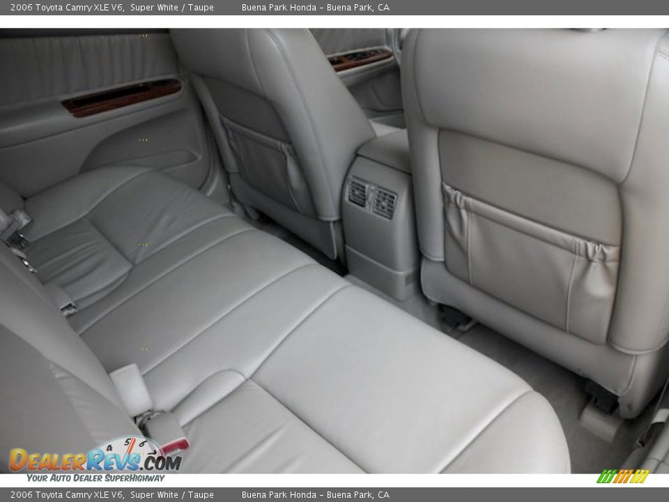 2006 Toyota Camry XLE V6 Super White / Taupe Photo #18