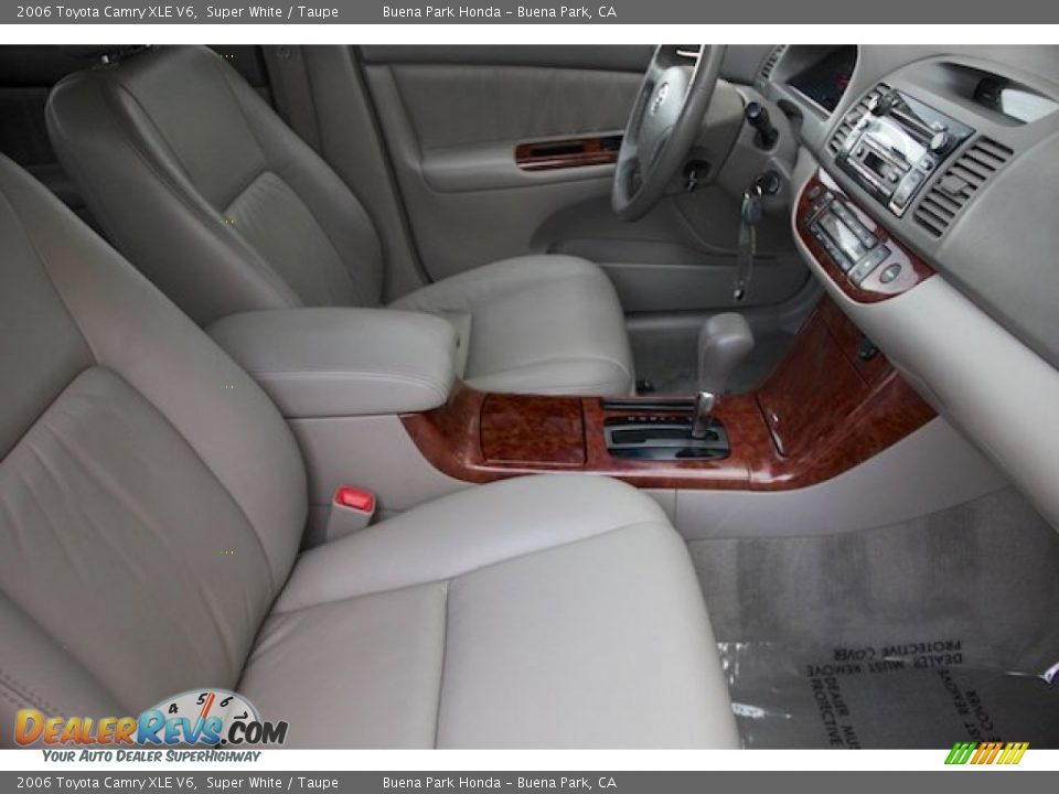 2006 Toyota Camry XLE V6 Super White / Taupe Photo #20