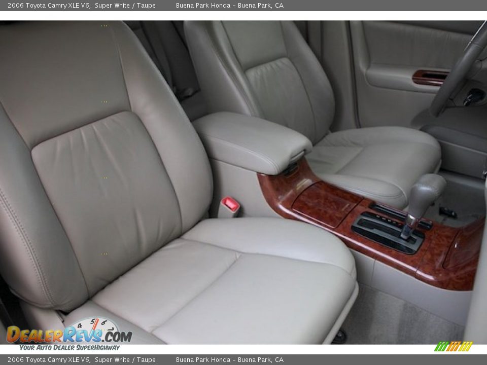 2006 Toyota Camry XLE V6 Super White / Taupe Photo #22