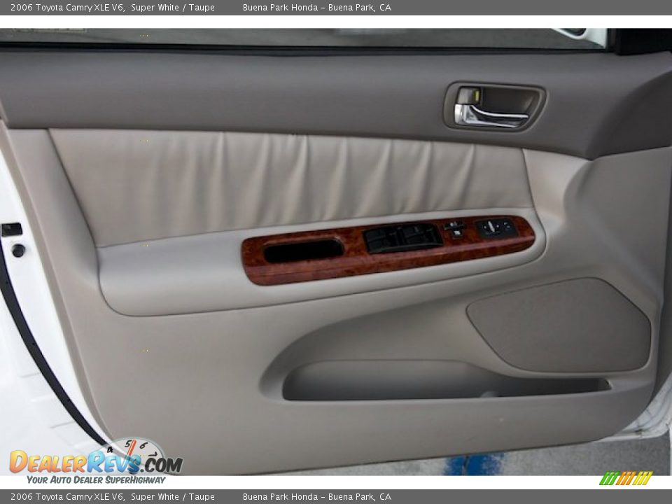 2006 Toyota Camry XLE V6 Super White / Taupe Photo #24