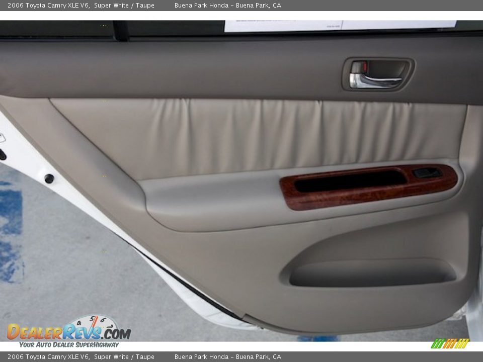 2006 Toyota Camry XLE V6 Super White / Taupe Photo #25