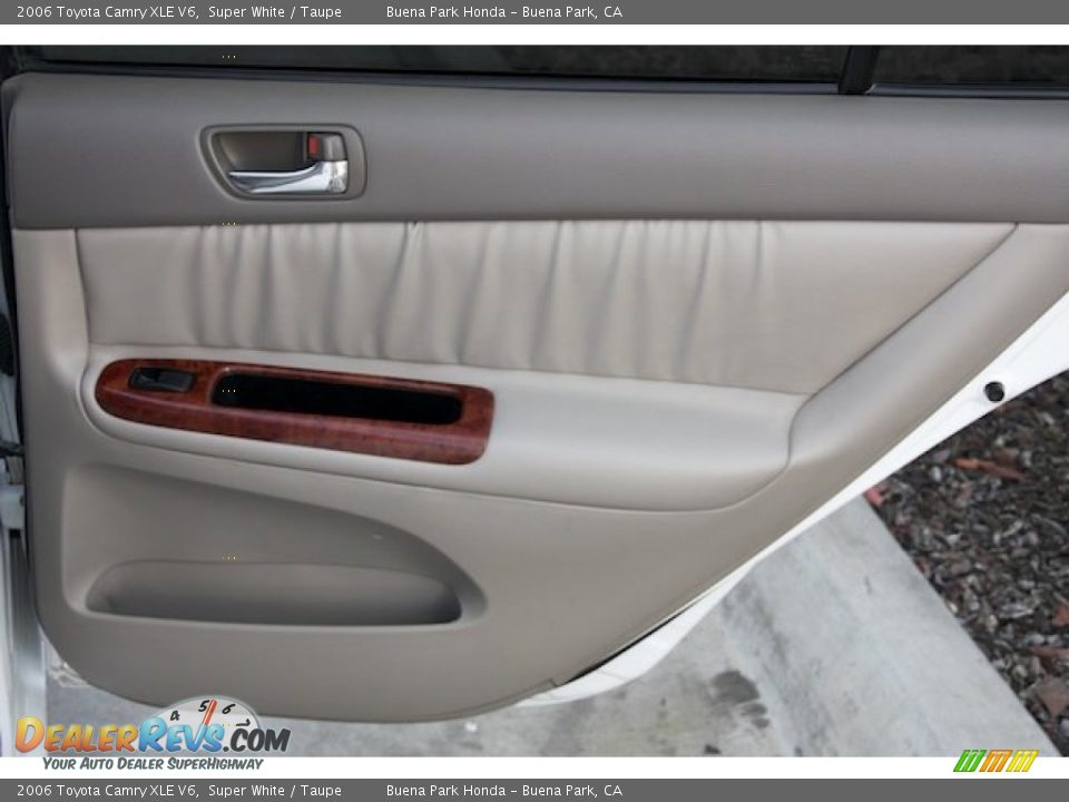 2006 Toyota Camry XLE V6 Super White / Taupe Photo #26