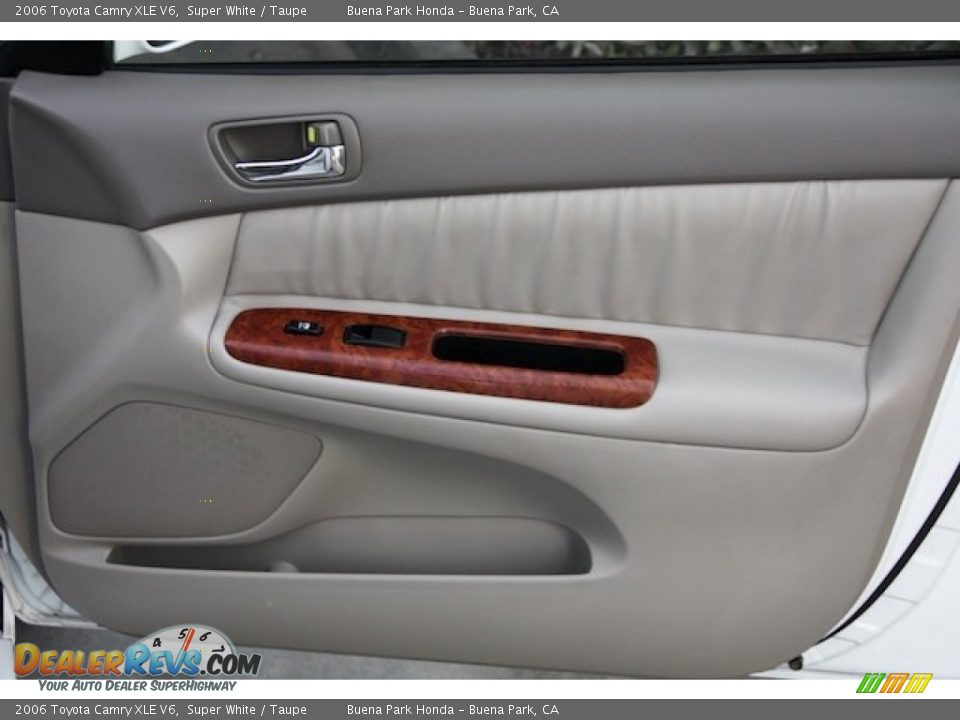 2006 Toyota Camry XLE V6 Super White / Taupe Photo #27