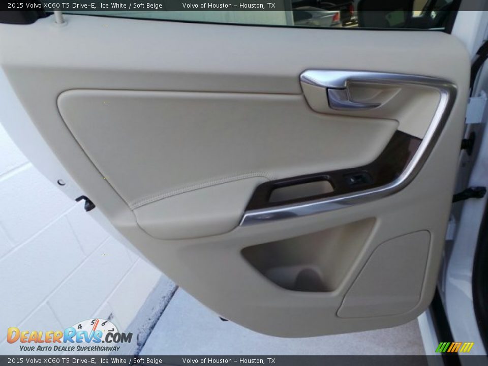 2015 Volvo XC60 T5 Drive-E Ice White / Soft Beige Photo #22