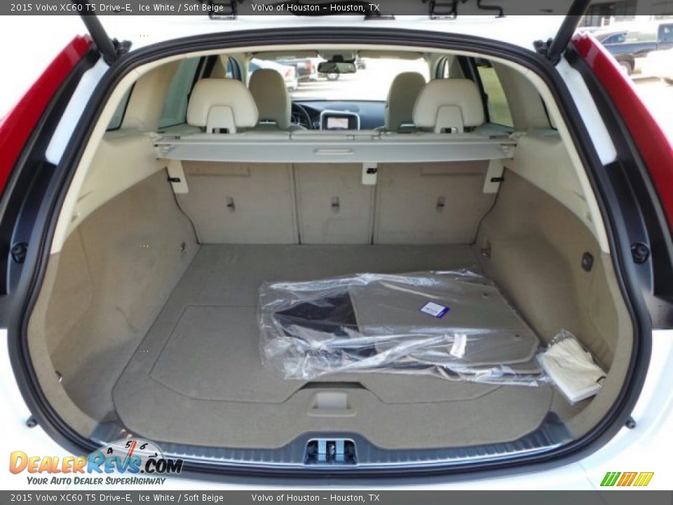 2015 Volvo XC60 T5 Drive-E Ice White / Soft Beige Photo #28