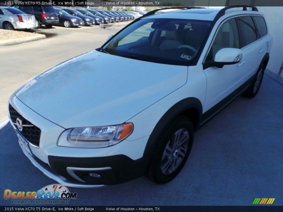 Front 3/4 View of 2015 Volvo XC70 T5 Drive-E Photo #3