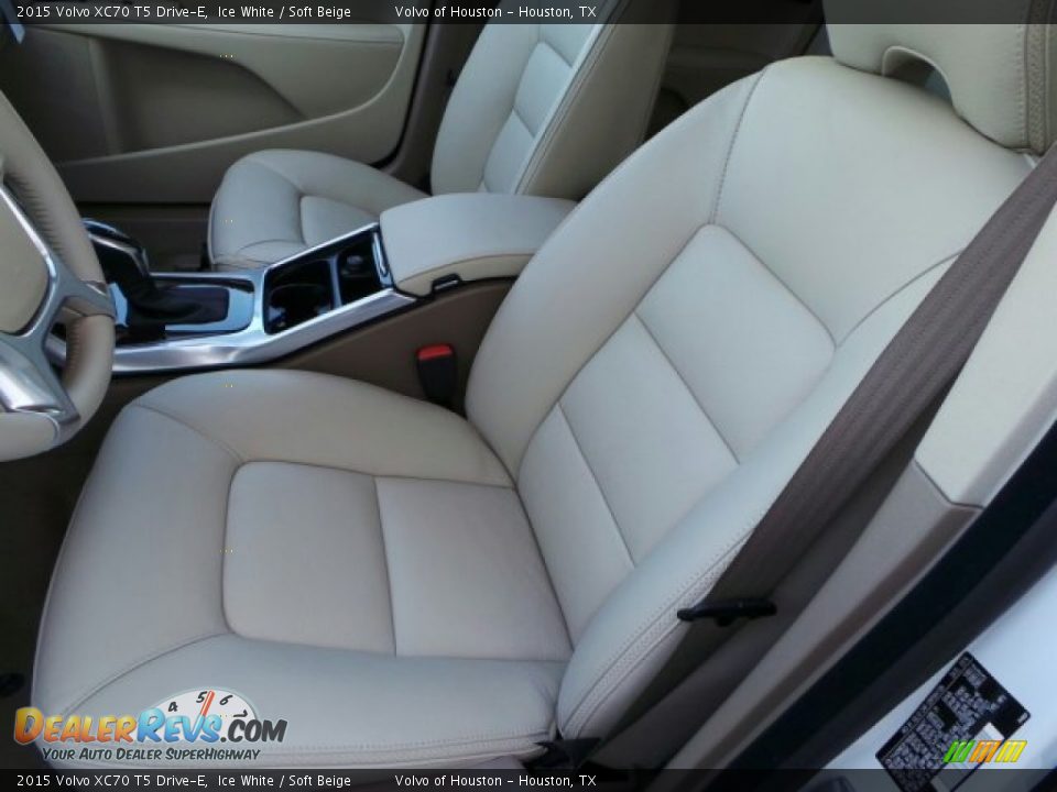 Front Seat of 2015 Volvo XC70 T5 Drive-E Photo #10