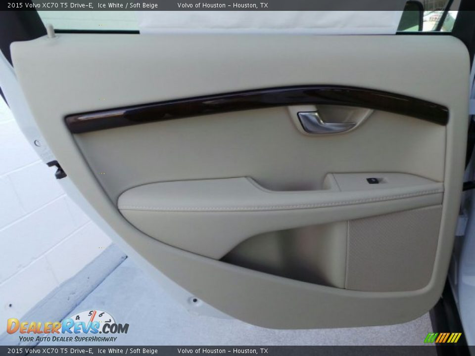 Door Panel of 2015 Volvo XC70 T5 Drive-E Photo #21