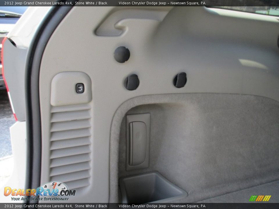 2012 Jeep Grand Cherokee Laredo 4x4 Stone White / Black Photo #19