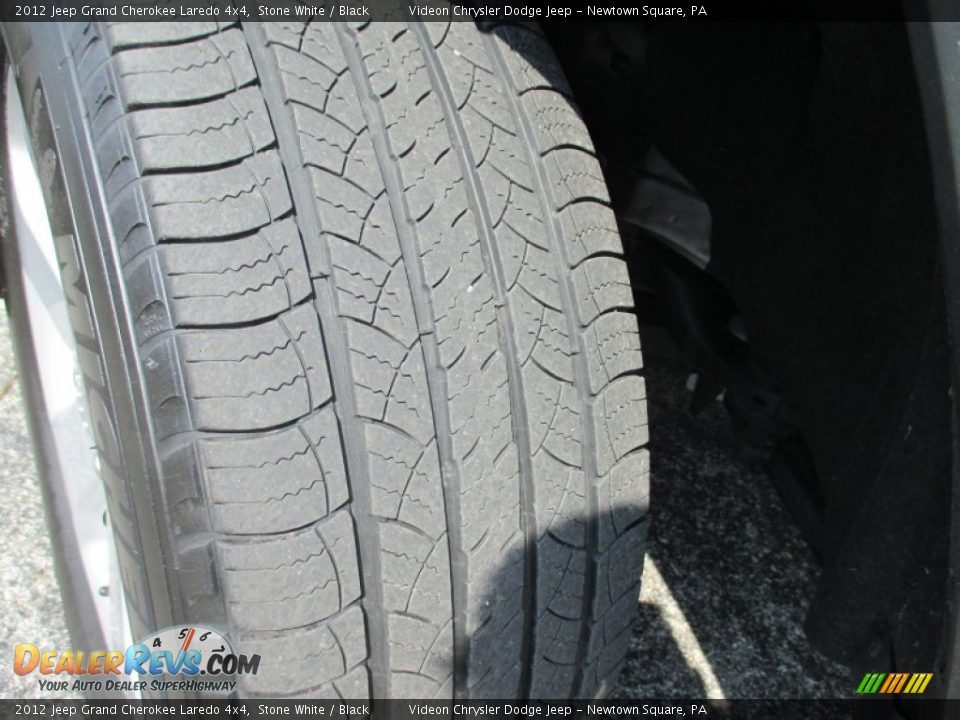 2012 Jeep Grand Cherokee Laredo 4x4 Stone White / Black Photo #27