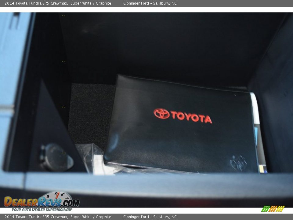2014 Toyota Tundra SR5 Crewmax Super White / Graphite Photo #20