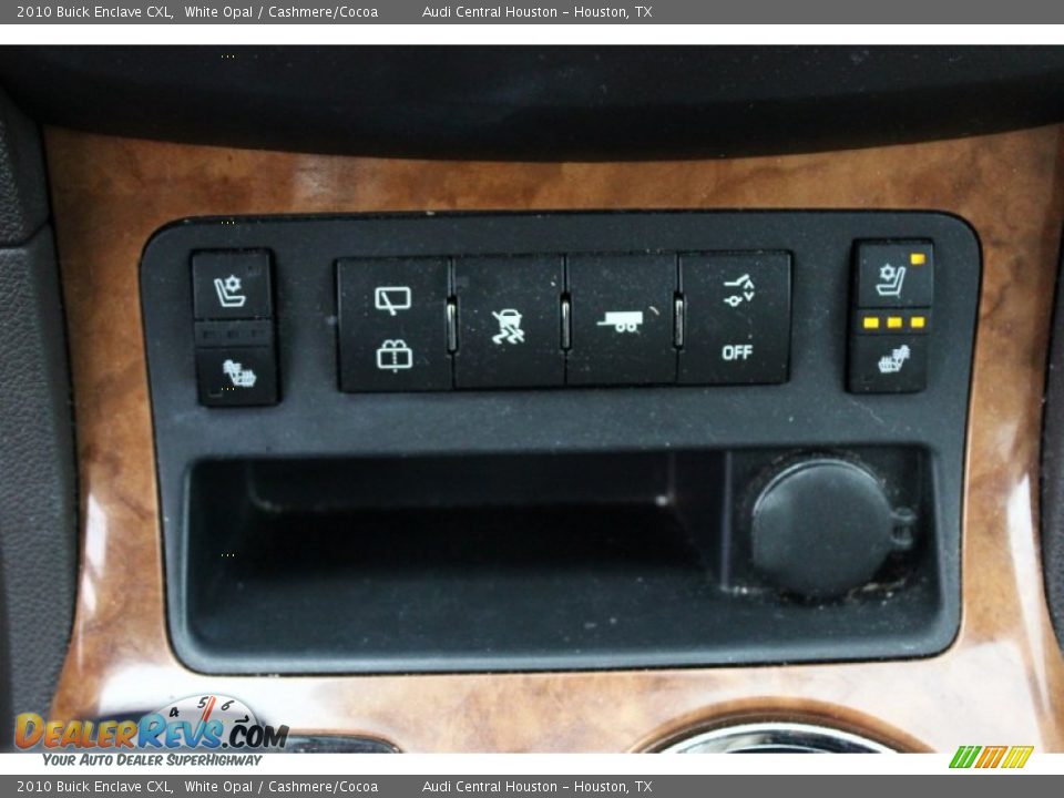 Controls of 2010 Buick Enclave CXL Photo #18