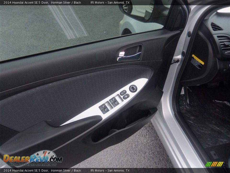 2014 Hyundai Accent SE 5 Door Ironman Silver / Black Photo #5