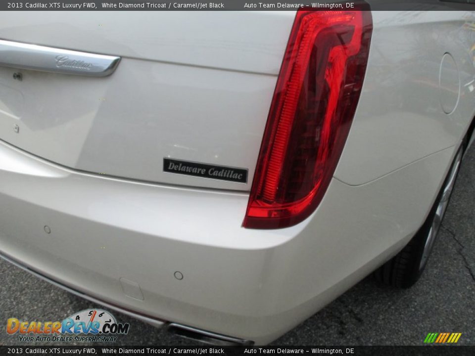 2013 Cadillac XTS Luxury FWD White Diamond Tricoat / Caramel/Jet Black Photo #26