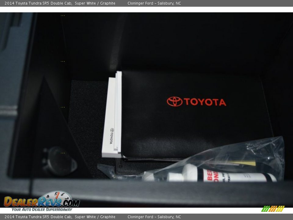 2014 Toyota Tundra SR5 Double Cab Super White / Graphite Photo #18