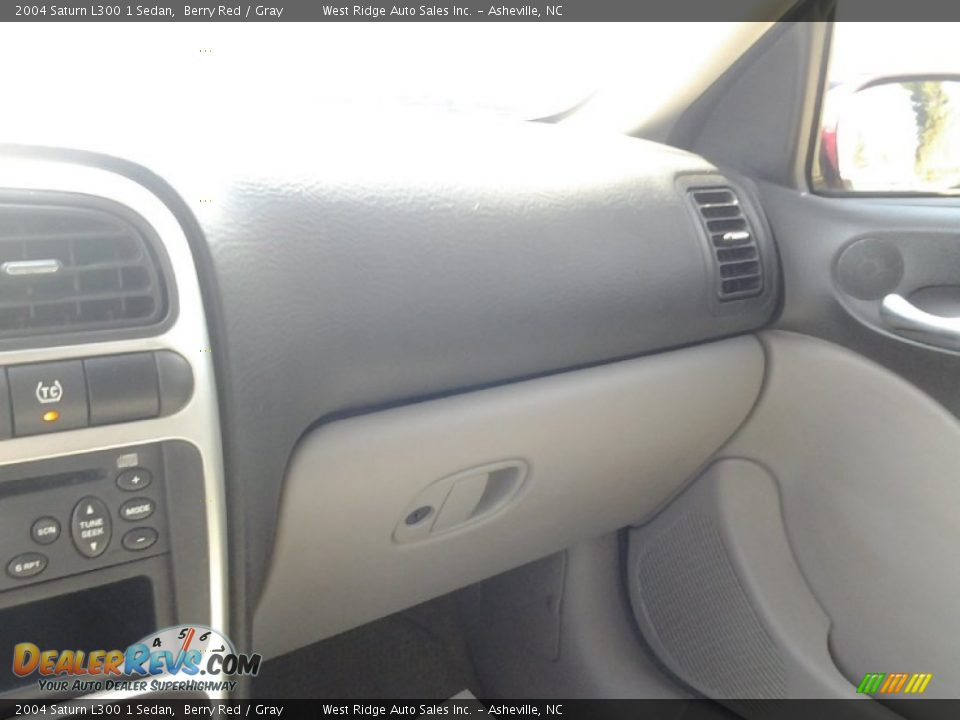 2004 Saturn L300 1 Sedan Berry Red / Gray Photo #13
