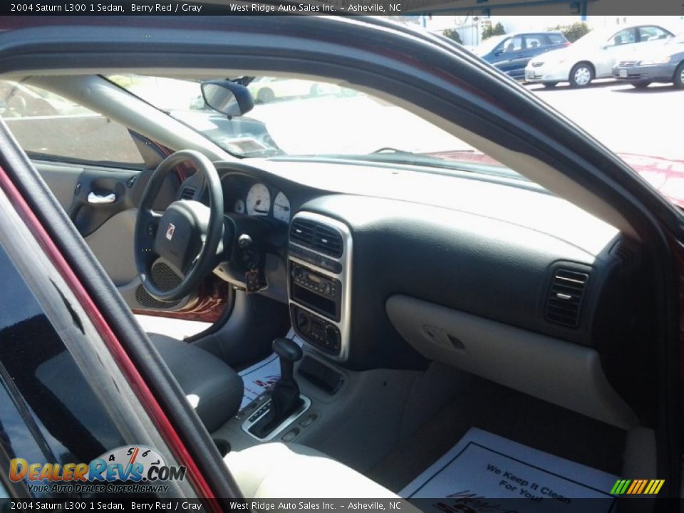 2004 Saturn L300 1 Sedan Berry Red / Gray Photo #17
