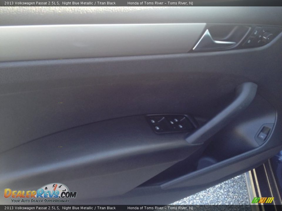 2013 Volkswagen Passat 2.5L S Night Blue Metallic / Titan Black Photo #17