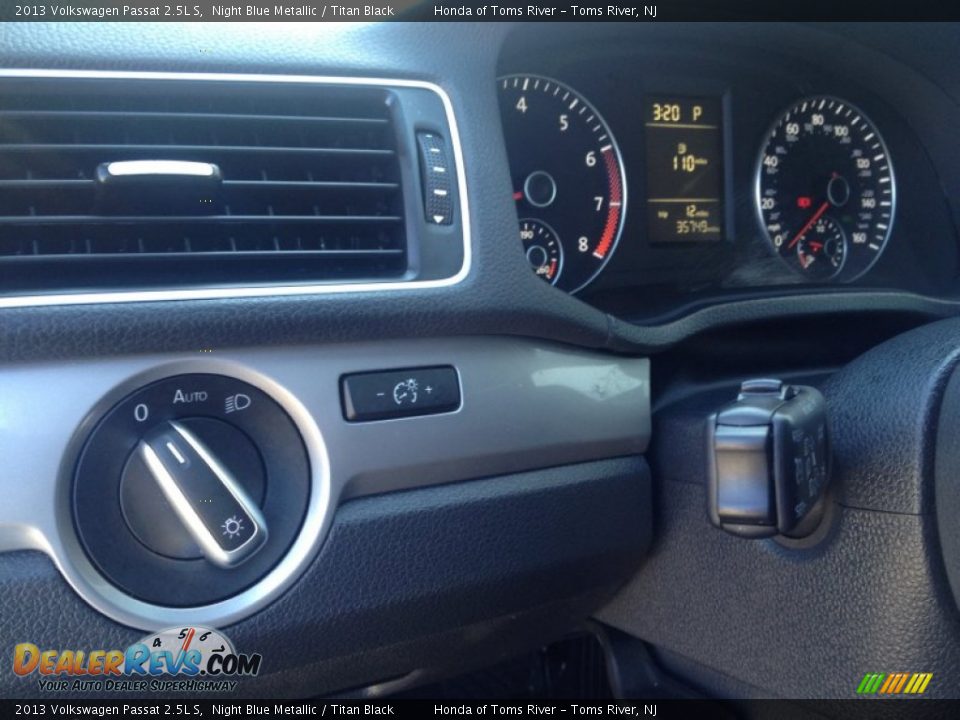 2013 Volkswagen Passat 2.5L S Night Blue Metallic / Titan Black Photo #20