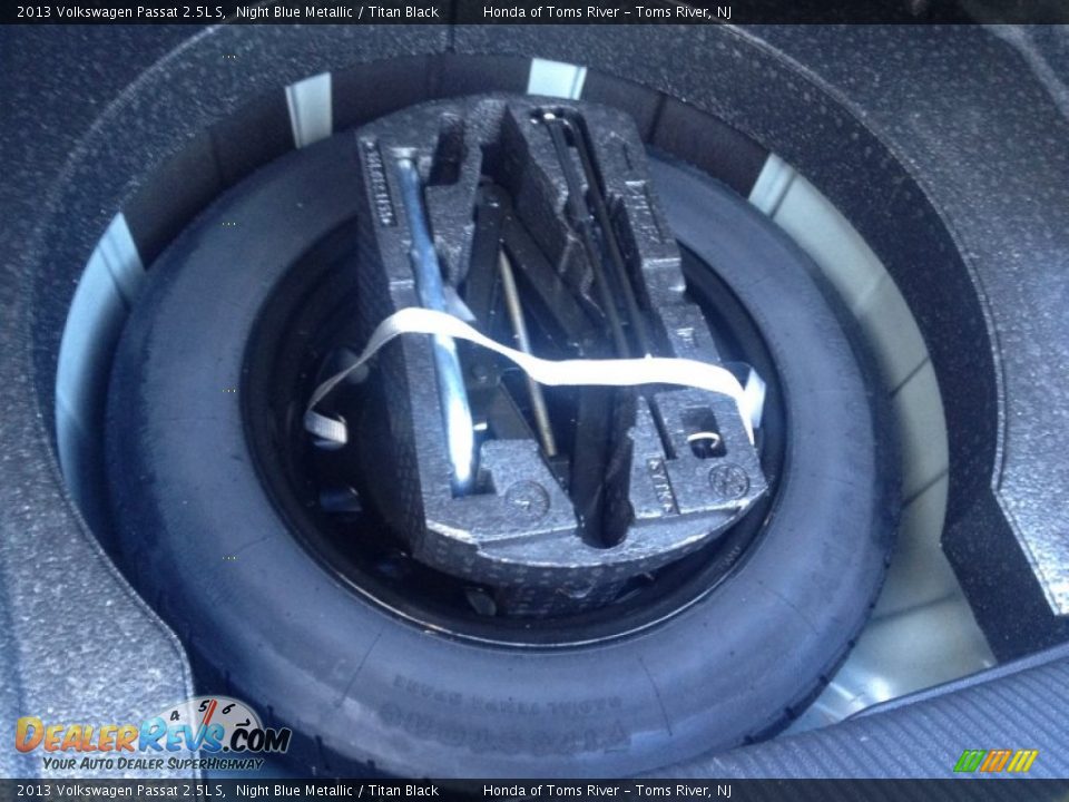2013 Volkswagen Passat 2.5L S Night Blue Metallic / Titan Black Photo #33