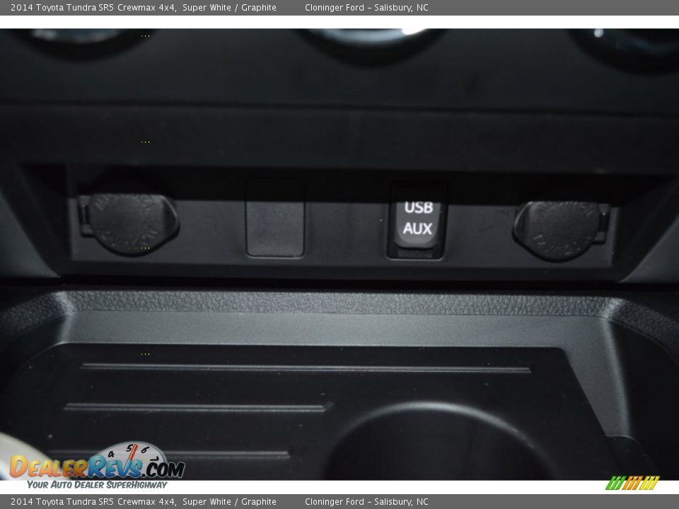 2014 Toyota Tundra SR5 Crewmax 4x4 Super White / Graphite Photo #17