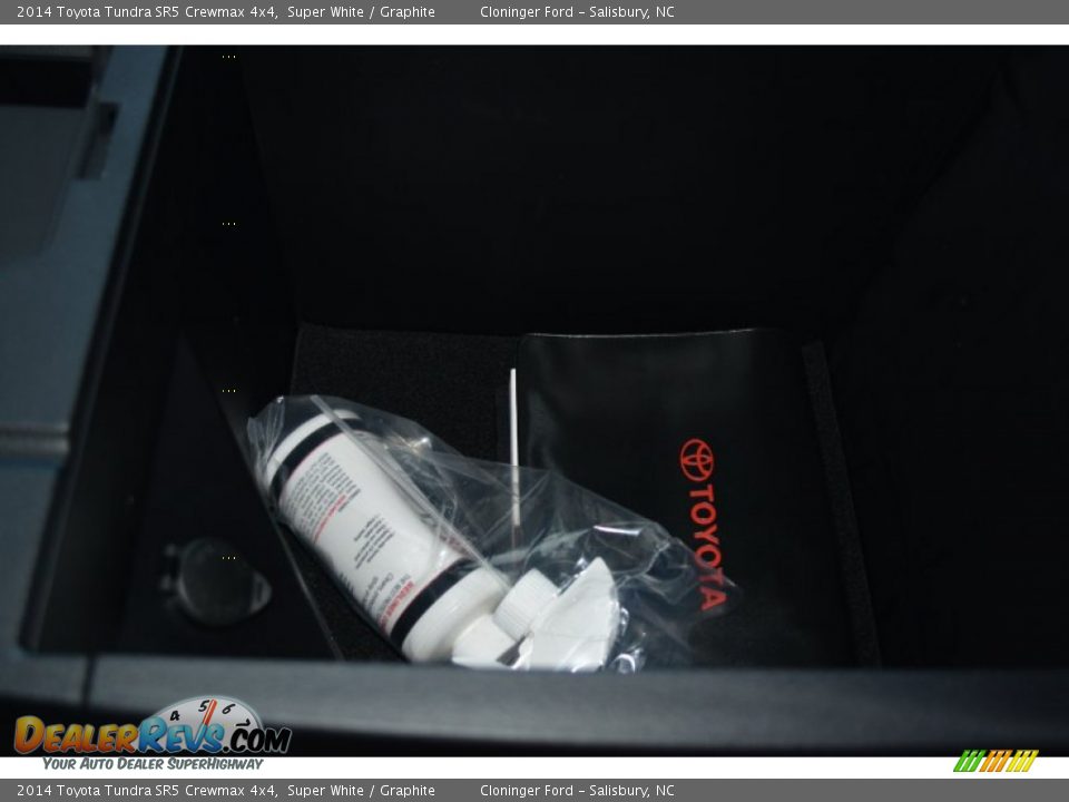2014 Toyota Tundra SR5 Crewmax 4x4 Super White / Graphite Photo #18