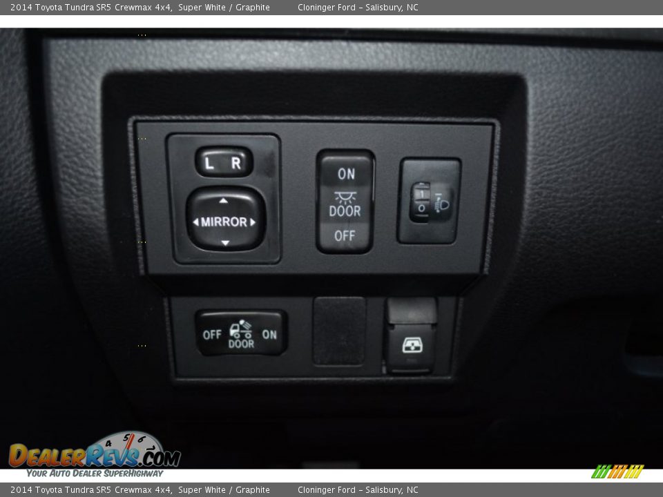 2014 Toyota Tundra SR5 Crewmax 4x4 Super White / Graphite Photo #25