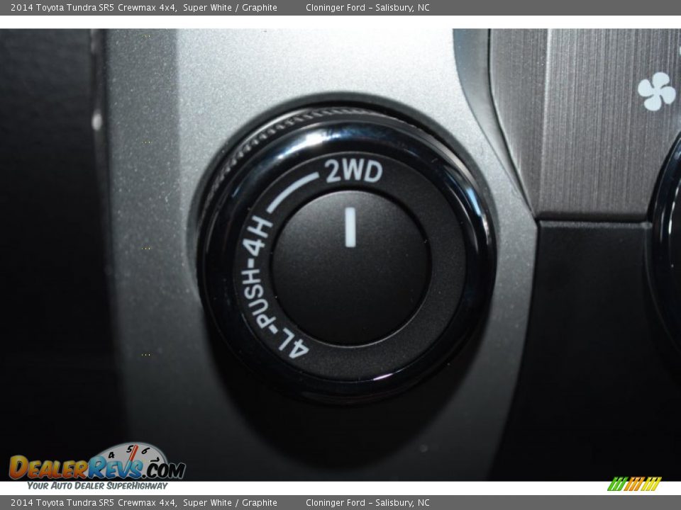 2014 Toyota Tundra SR5 Crewmax 4x4 Super White / Graphite Photo #27
