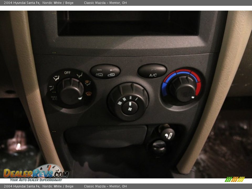 Controls of 2004 Hyundai Santa Fe  Photo #10