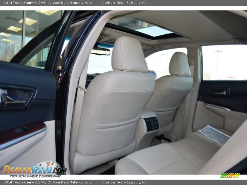 2014 Toyota Camry XLE V6 Attitude Black Metallic / Ivory Photo #8
