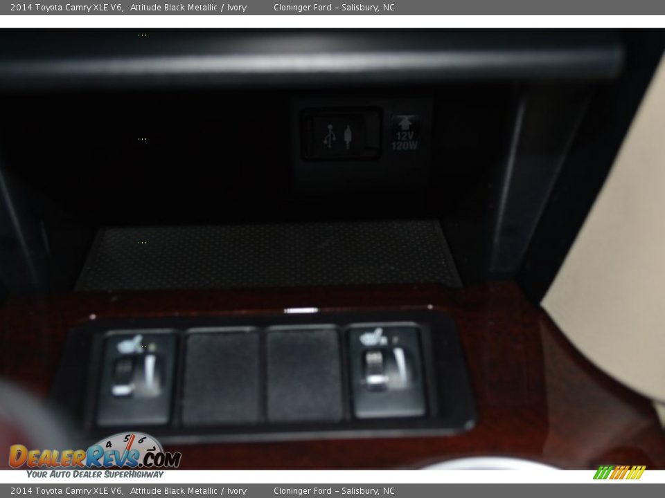 2014 Toyota Camry XLE V6 Attitude Black Metallic / Ivory Photo #16