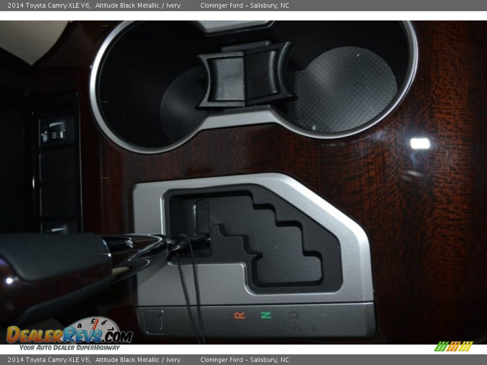 2014 Toyota Camry XLE V6 Attitude Black Metallic / Ivory Photo #18