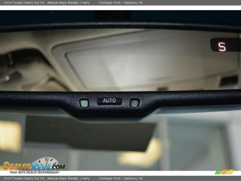 2014 Toyota Camry XLE V6 Attitude Black Metallic / Ivory Photo #19