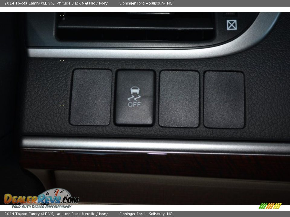 2014 Toyota Camry XLE V6 Attitude Black Metallic / Ivory Photo #24