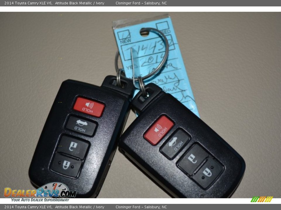 2014 Toyota Camry XLE V6 Attitude Black Metallic / Ivory Photo #27