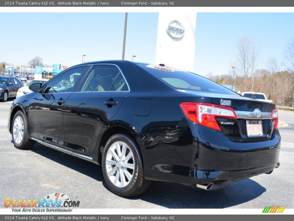 2014 Toyota Camry XLE V6 Attitude Black Metallic / Ivory Photo #28