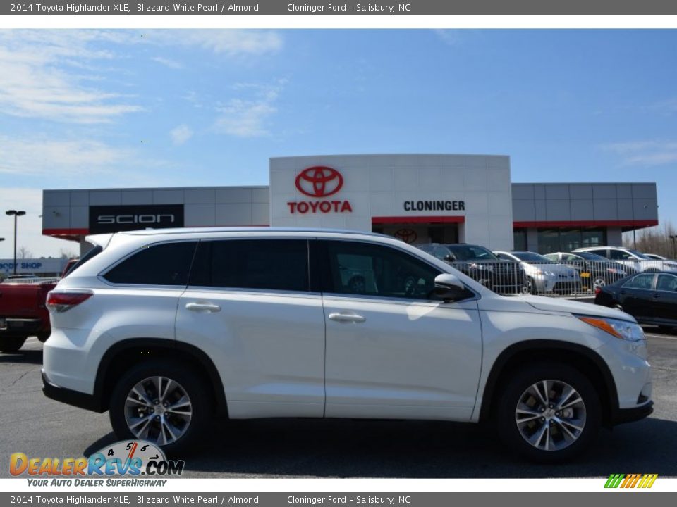 2014 Toyota Highlander XLE Blizzard White Pearl / Almond Photo #2