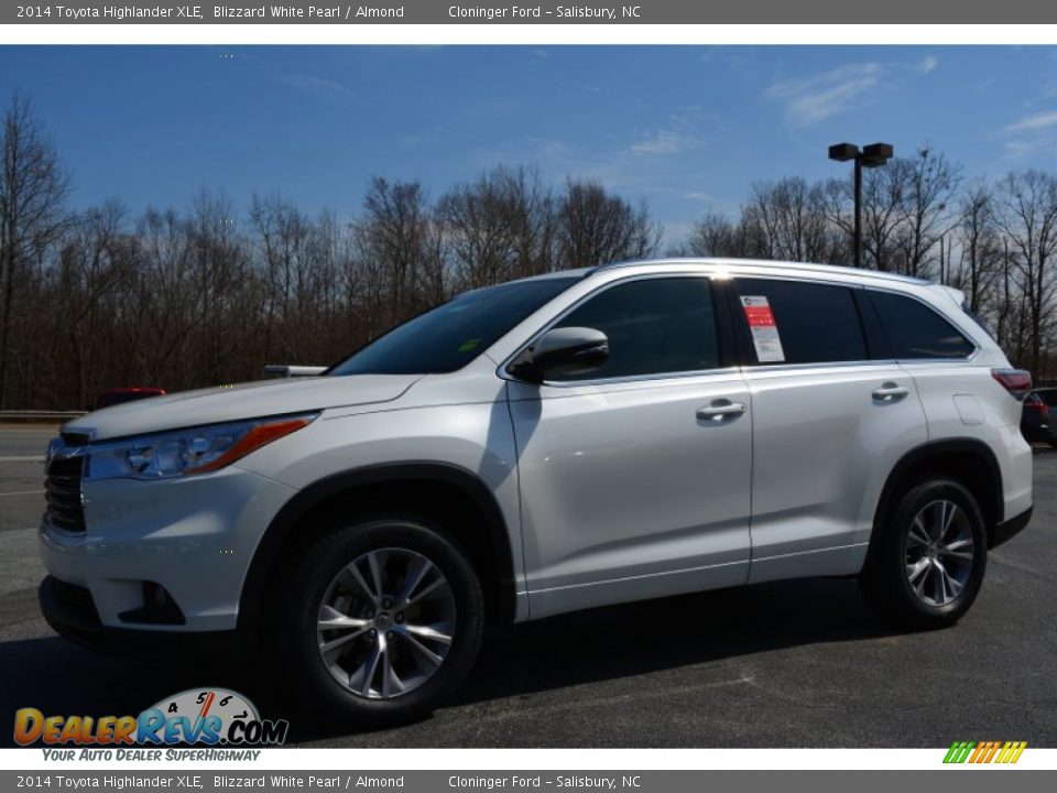 2014 Toyota Highlander XLE Blizzard White Pearl / Almond Photo #3