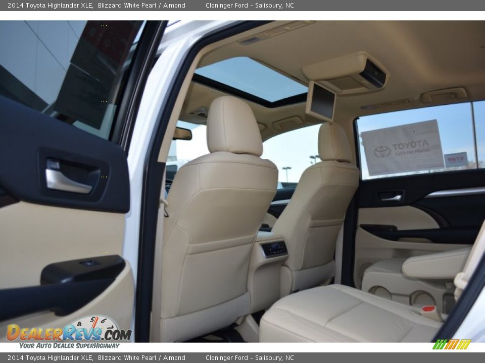 2014 Toyota Highlander XLE Blizzard White Pearl / Almond Photo #8