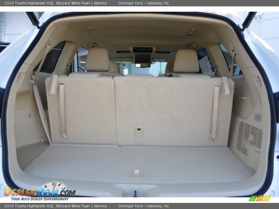 2014 Toyota Highlander XLE Blizzard White Pearl / Almond Photo #9