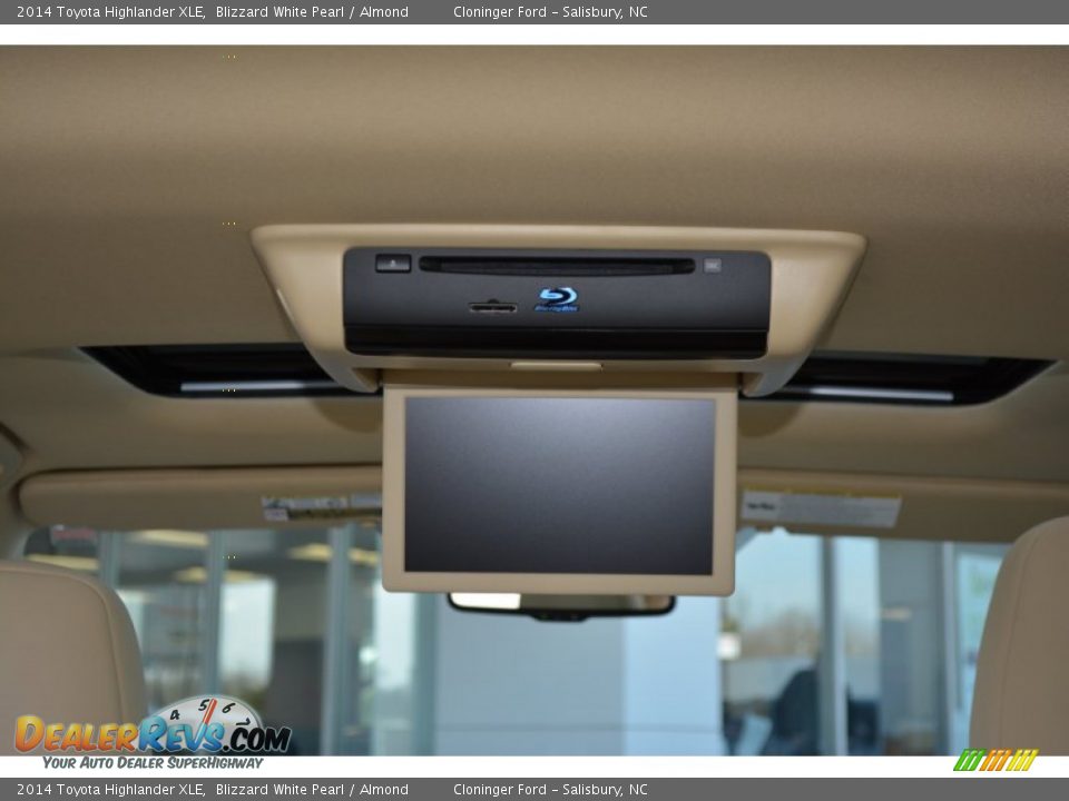 2014 Toyota Highlander XLE Blizzard White Pearl / Almond Photo #10