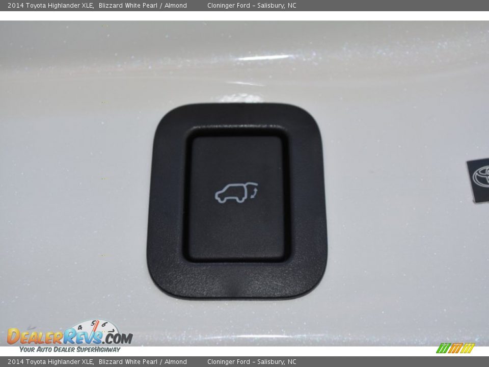 2014 Toyota Highlander XLE Blizzard White Pearl / Almond Photo #11
